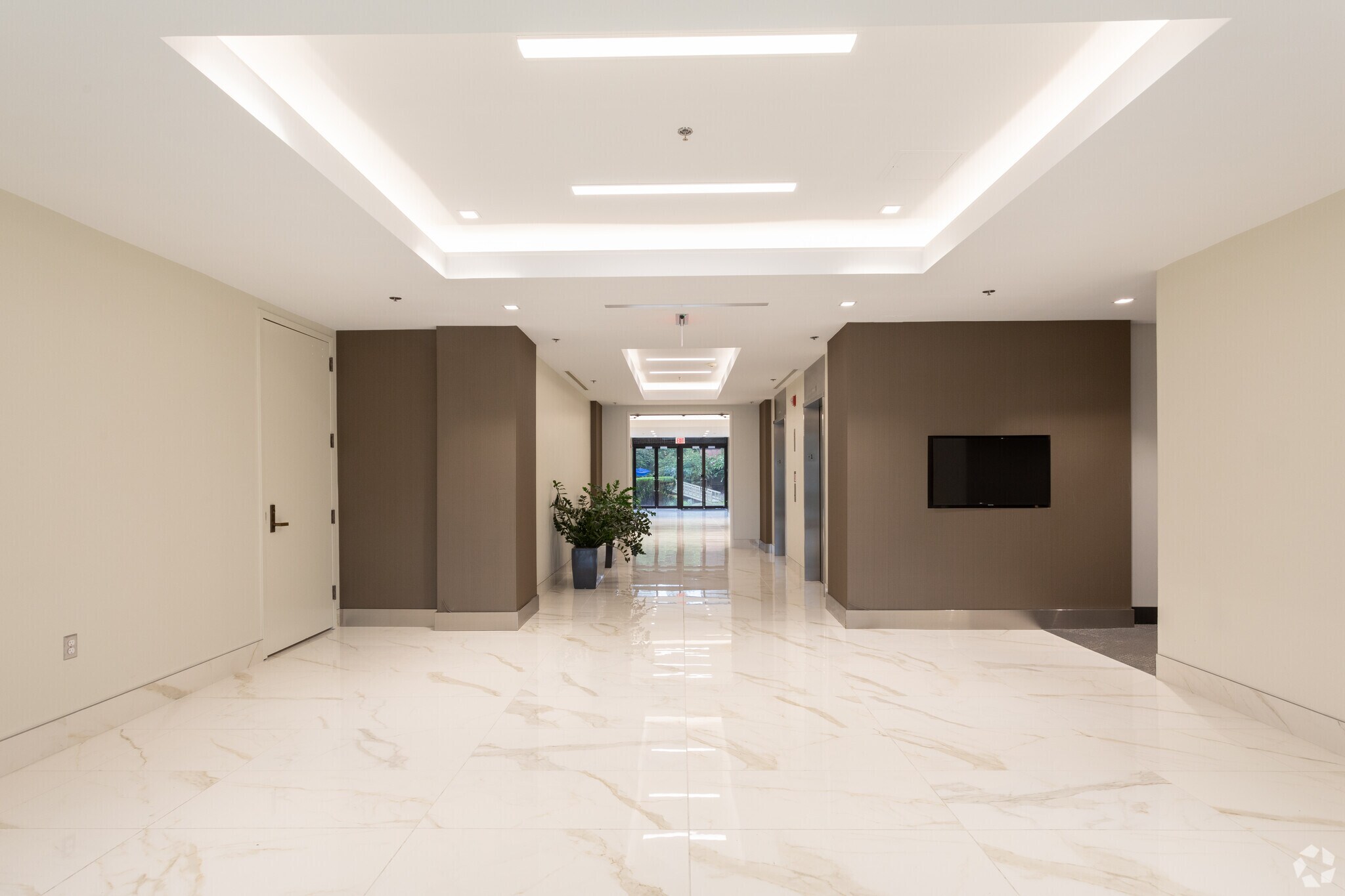 1608 Spring Hill Rd, Vienna, VA à louer Hall d’entrée- Image 1 de 11