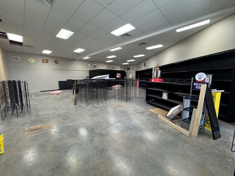 3680 W Tecumseh Rd, Norman, OK for lease - Building Photo - Image 2 of 4