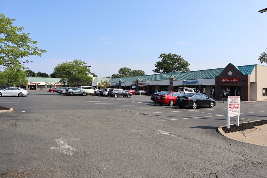 950-972 Parkway Ave, Ewing, NJ for lease - Building Photo - Image 1 of 3