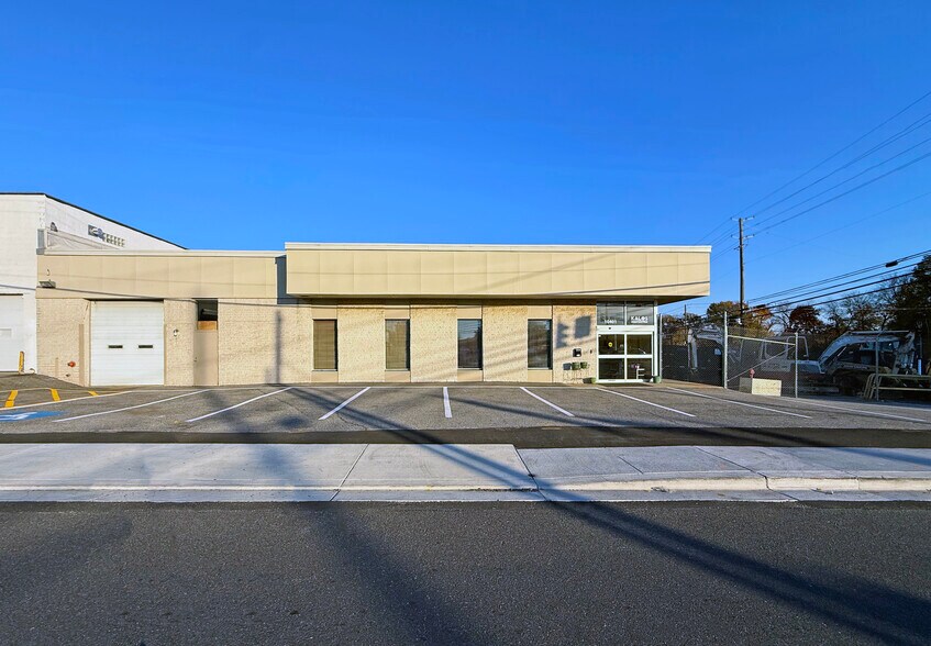 10401 Tucker St, Beltsville, MD à vendre - Photo du bâtiment - Image 2 de 17