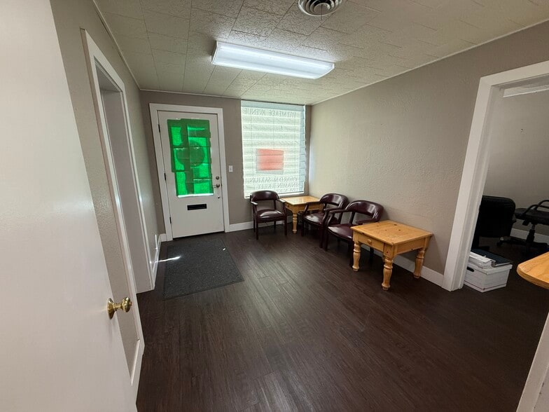 1112 Meade Ave, Prosser, WA for sale - Lobby - Image 3 of 14