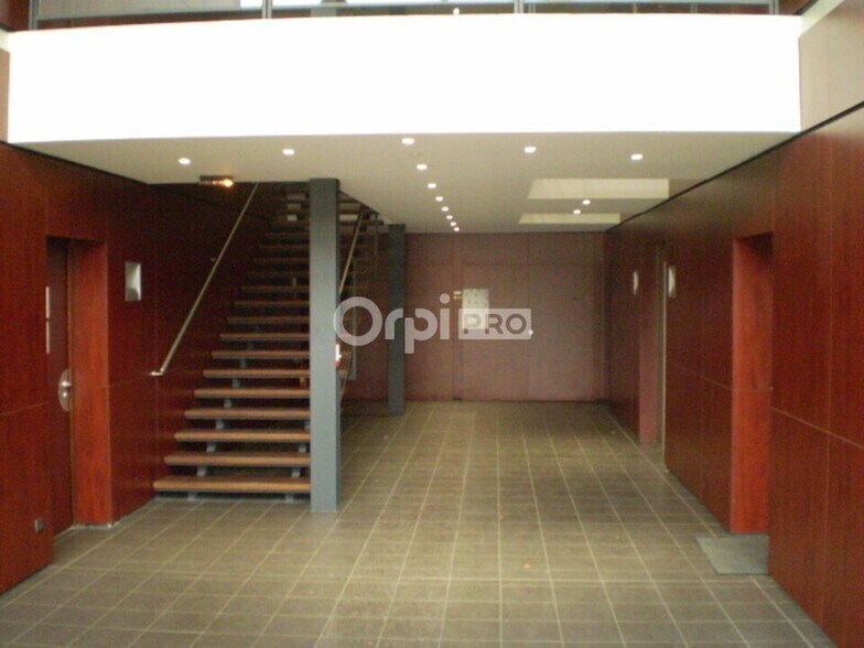 Bureau dans Reims à louer - Hall d’entrée - Image 2 de 8