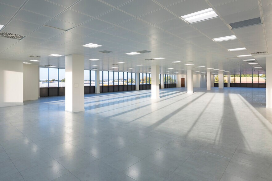 4 Gatwick Rd, Crawley for lease - Building Photo - Image 2 of 4