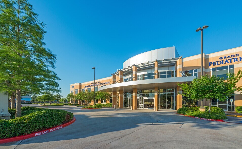 7830 W Grand Pky S, Richmond, TX à louer - Photo du bâtiment - Image 2 de 22