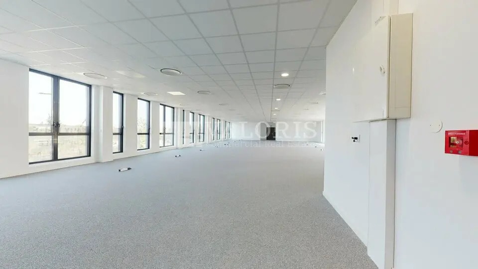 Office in Vaulx-en-Velin for lease - Interior Photo - Image 2 of 10