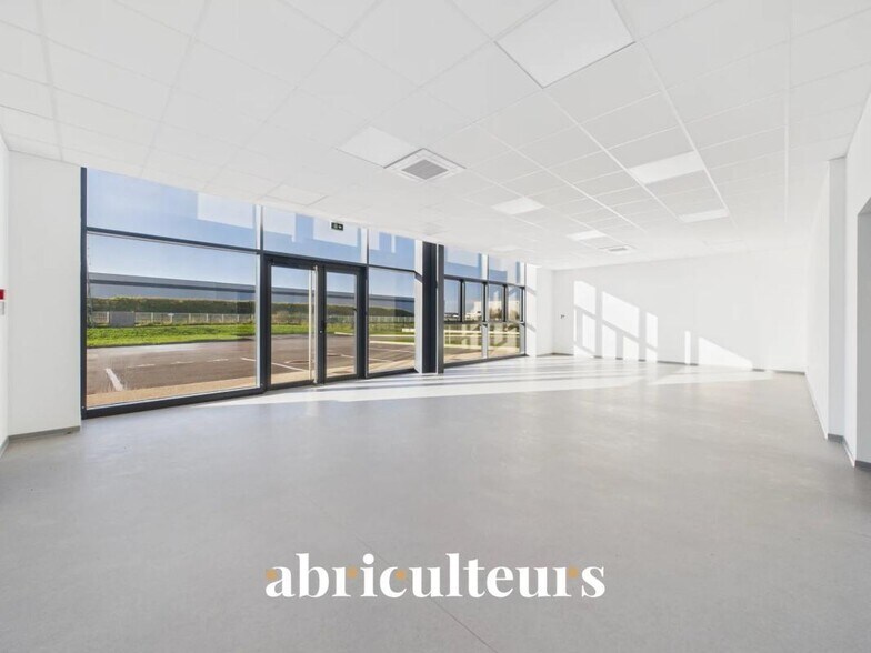 Industrial in Chartres for sale - Building Photo - Image 3 of 5