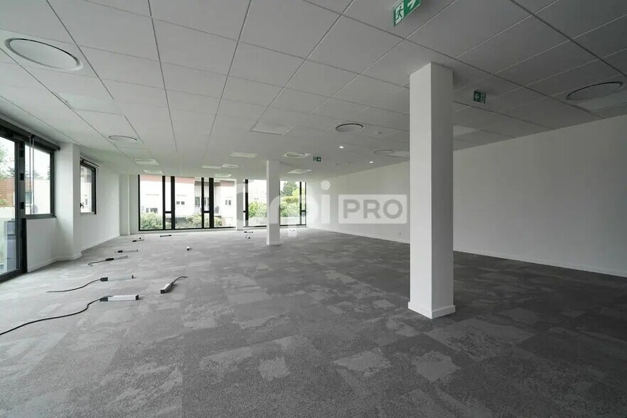 Office in Limonest for lease - Building Photo - Image 1 of 10