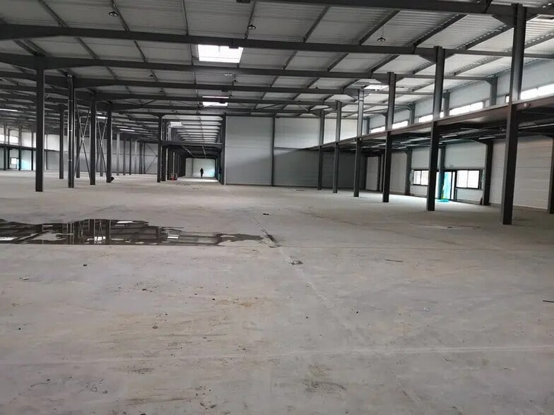 Rue Henri Becquerel, Aulnay-sous-Bois for lease - Building Photo - Image 3 of 18