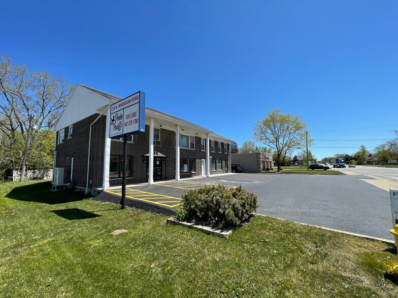 215 N Waukegan Rd, Lake Bluff, IL à vendre - Photo du bâtiment - Image 1 de 56