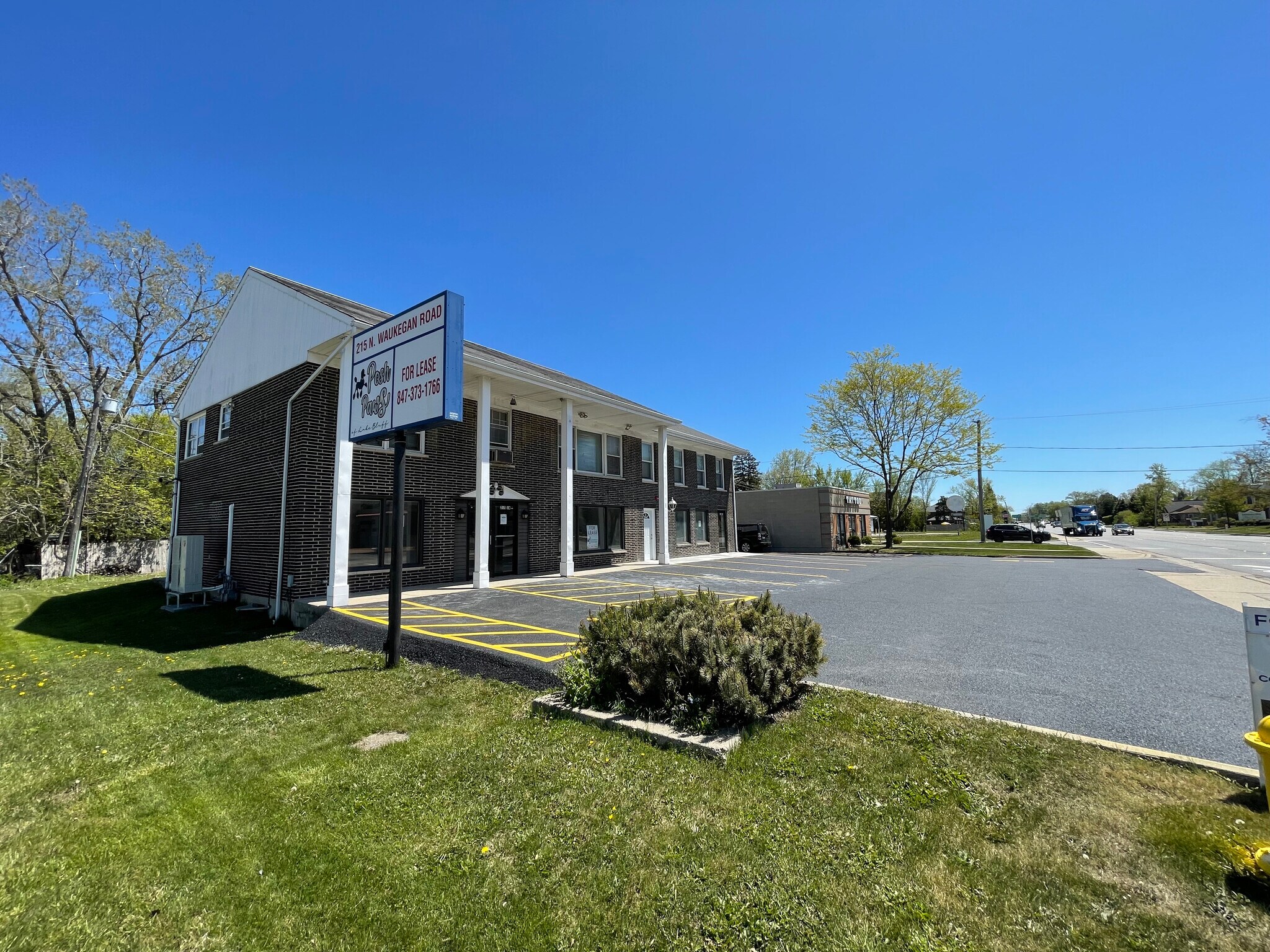 215 N Waukegan Rd, Lake Bluff, IL for sale Building Photo- Image 1 of 58