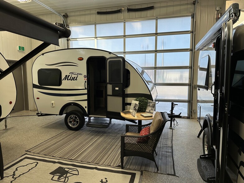 43 Main St, Selkirk, MB for sale - Building Photo - Image 2 of 9