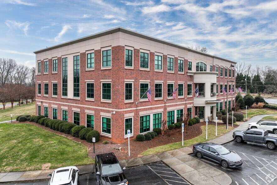 204 Muirs Chapel Rd, Greensboro, NC à louer - Photo du bâtiment - Image 1 de 24