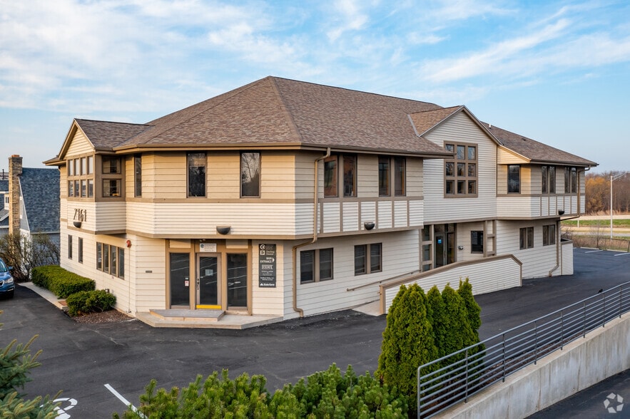 7161 N Port Washington Rd, Glendale, WI for lease - Building Photo - Image 1 of 6