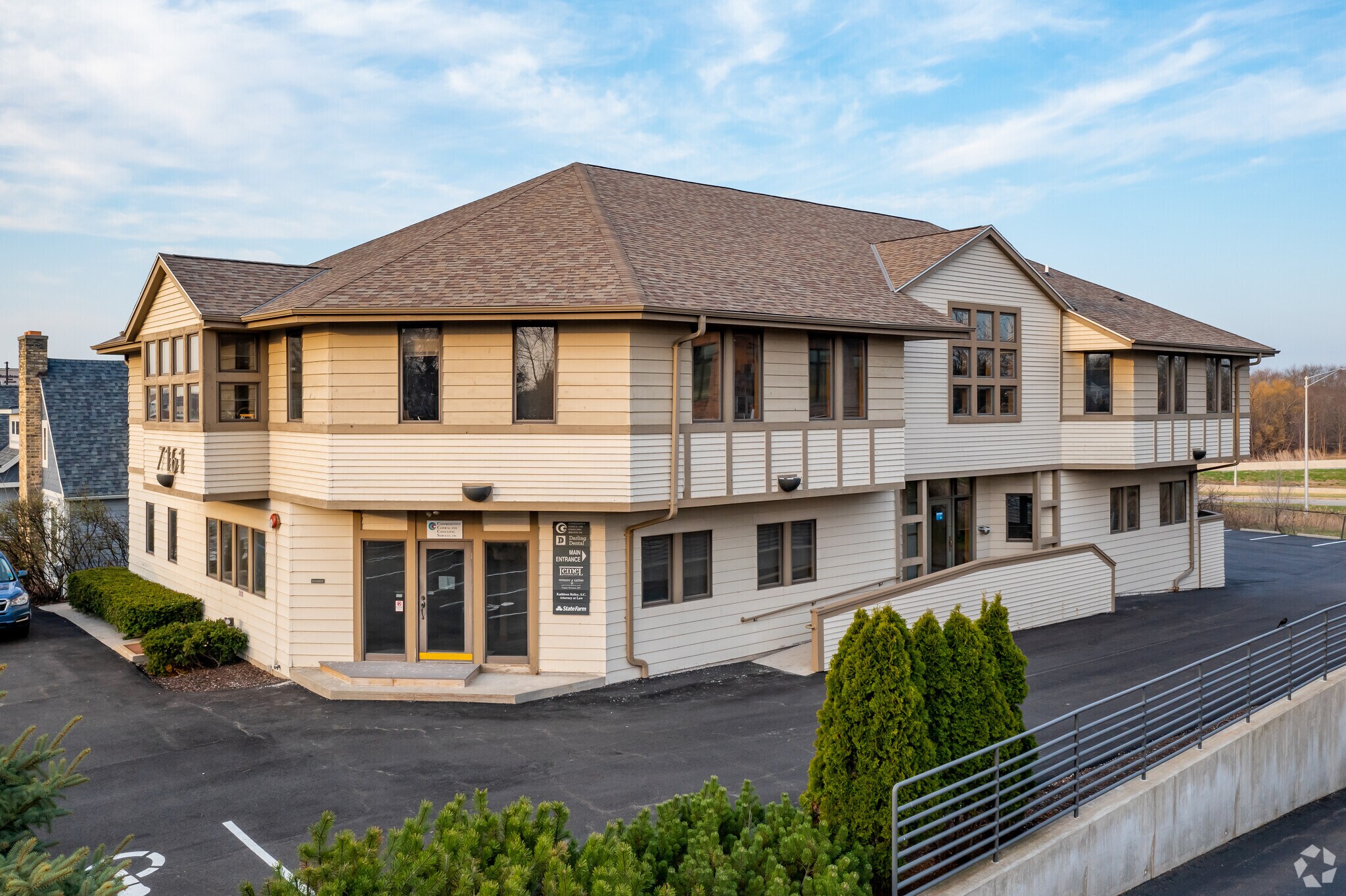 7161 N Port Washington Rd, Glendale, WI for lease Building Photo- Image 1 of 7