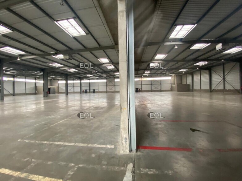 Industrial in Lieusaint for lease - Interior Photo - Image 2 of 12