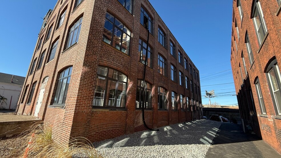 347 Railroad Ave, Bridgeport, CT for sale - Building Photo - Image 1 of 1