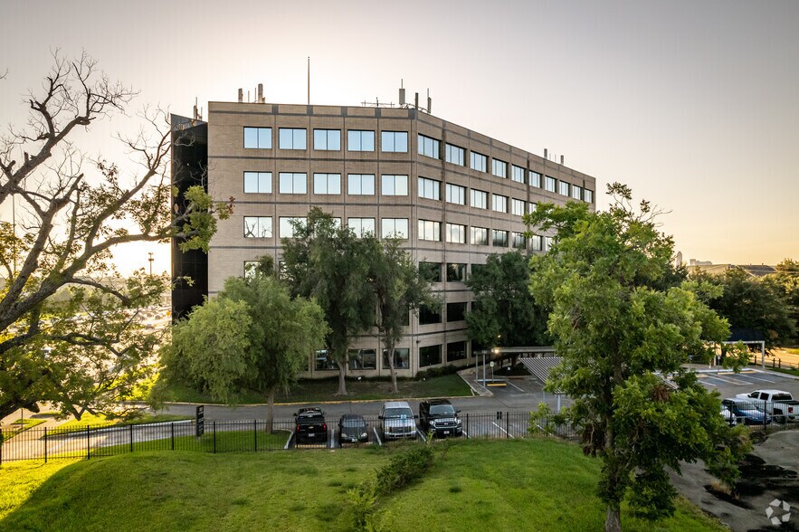 5225 Katy Fwy, Houston, TX à louer - Photo du bâtiment - Image 3 de 35