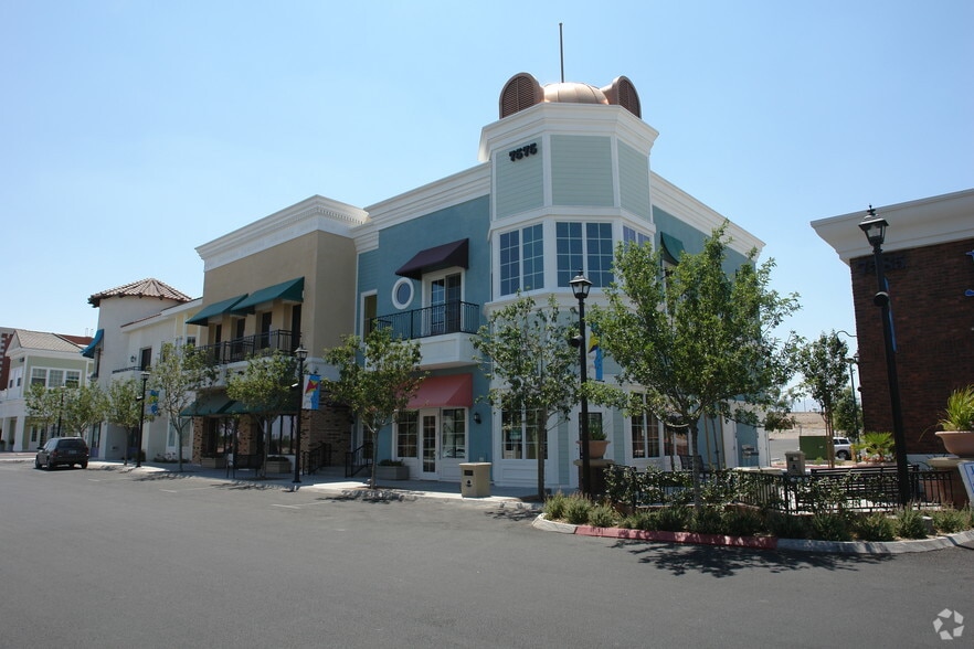 7575 Norman Rockwell Ln, Las Vegas, NV à vendre - Photo du bâtiment - Image 3 de 35