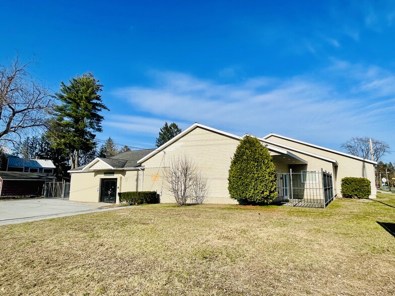 221 W Circular St, Saratoga Springs, NY for sale - Building Photo - Image 1 of 35