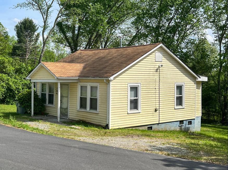 217 Countryside Dr SE, Lenoir, NC for sale Primary Photo- Image 1 of 105