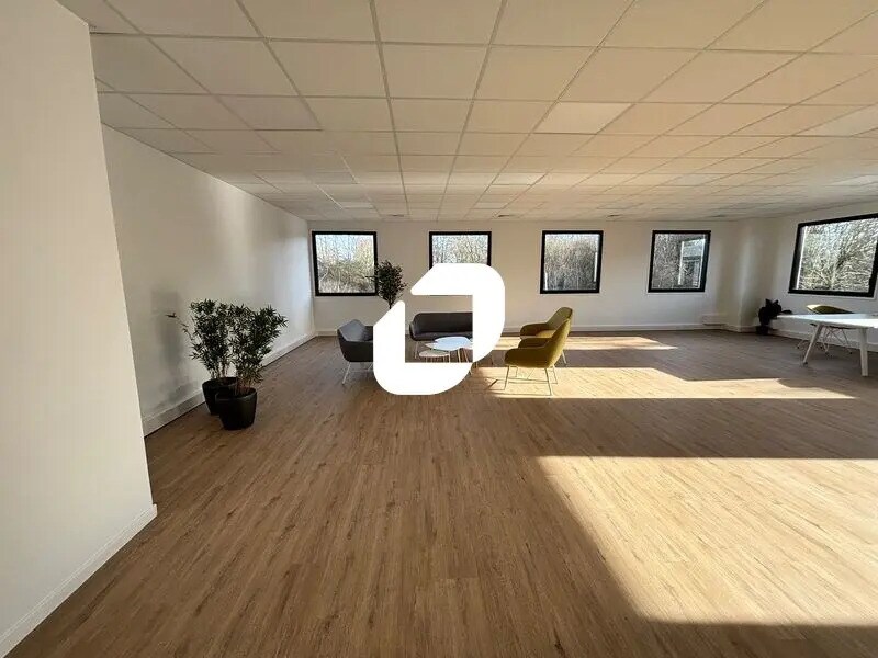 Office in Lisses for lease Interior Photo- Image 1 of 10