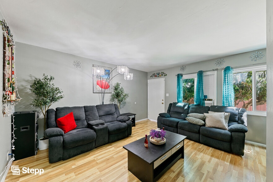 92 E Louise St, Long Beach, CA for sale - Building Photo - Image 3 of 9