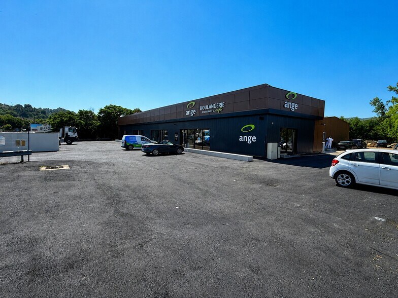 Retail in Apt for lease - Building Photo - Image 2 of 5