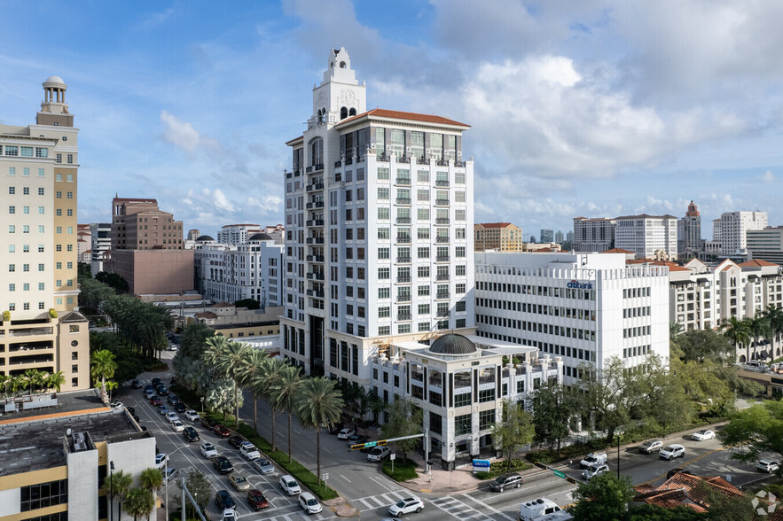 396 Alhambra Cir, Coral Gables, FL à louer - Photo du bâtiment - Image 1 de 11