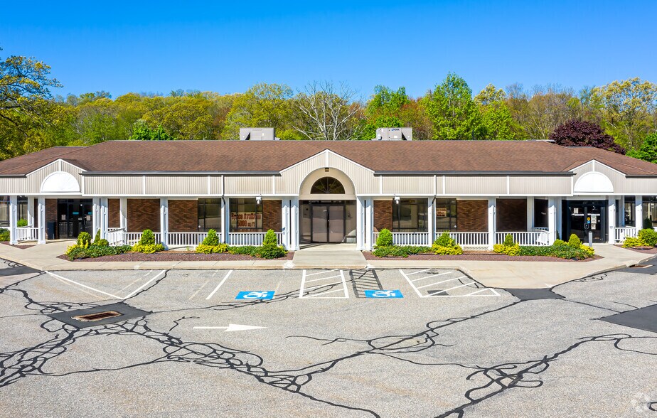 6 Independence Dr, Marlborough, CT à louer - Photo du bâtiment - Image 2 de 7