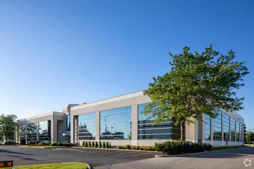 5205 Satellite Dr, Mississauga, ON à vendre - Photo du bâtiment - Image 2 de 15
