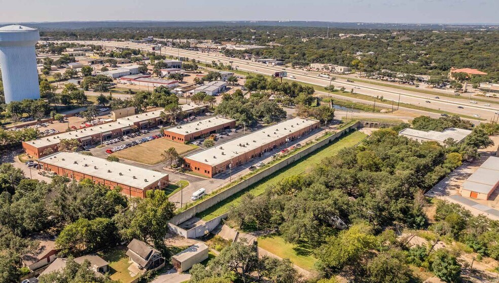 13581 Pond Springs Rd, Austin, TX à louer - Photo du bâtiment - Image 3 de 5