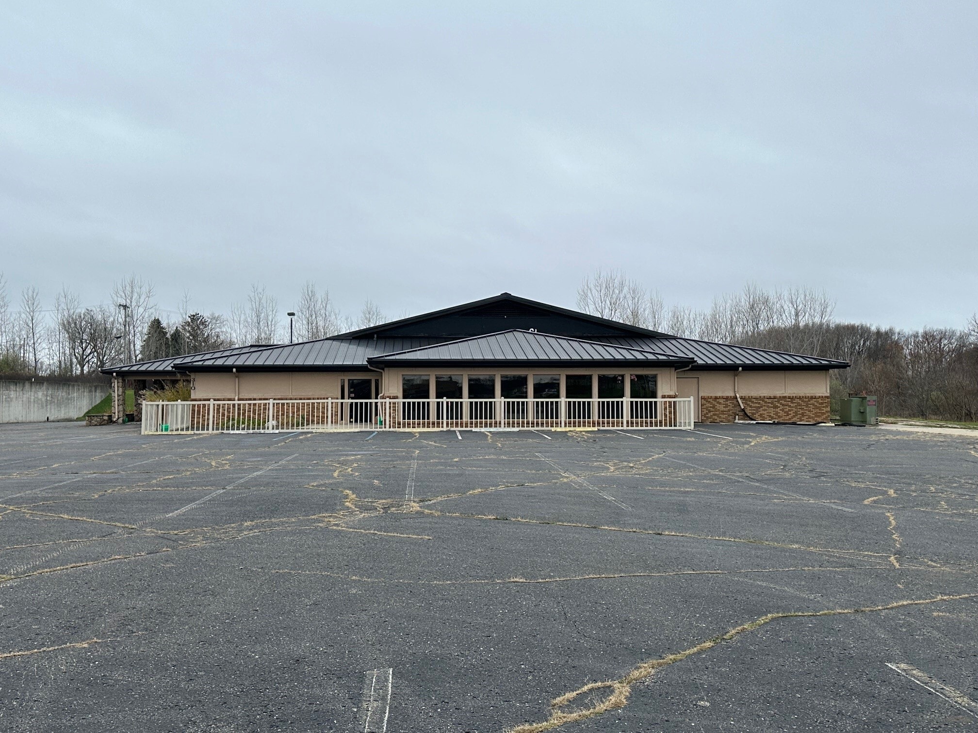 310 W Wendell Jacob Ave, Angola, IN for lease Primary Photo- Image 1 of 8