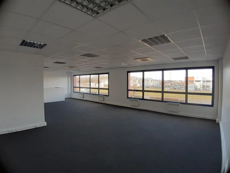 Industrial in Moissy-Cramayel for lease - Building Photo - Image 3 of 4