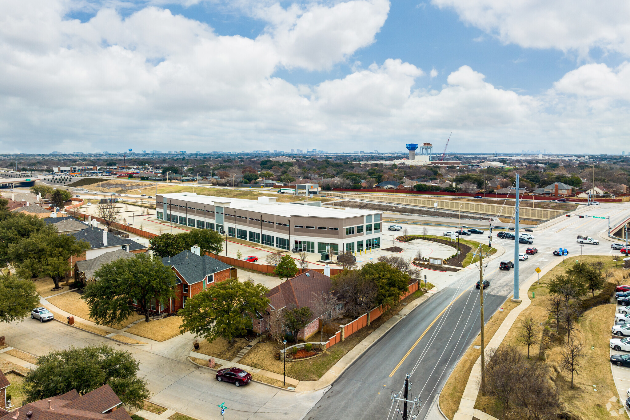 1601 E Trinity Mills Rd, Carrollton, TX à louer Photo du b timent- Image 1 de 26