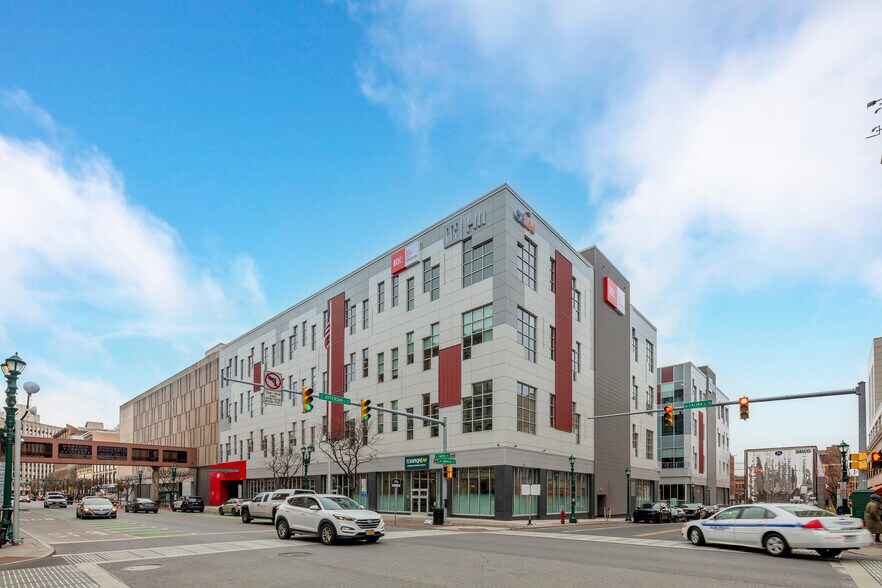 400 S Salina St, Syracuse, NY à louer - Photo du bâtiment - Image 3 de 16