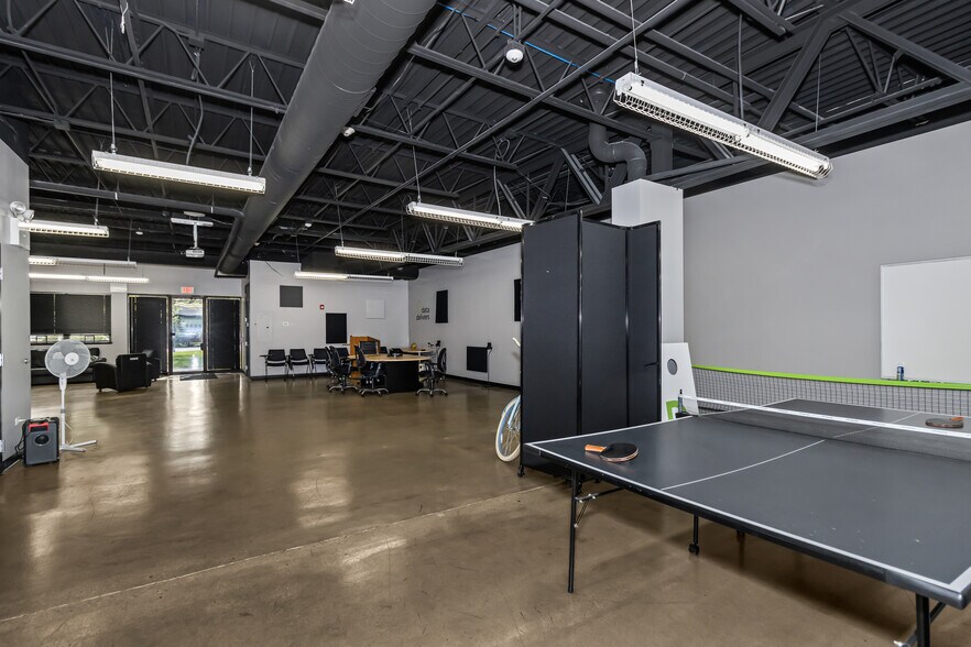 100 Hillcrest Blvd, Schaumburg, IL à louer - Photo du bâtiment - Image 3 de 5