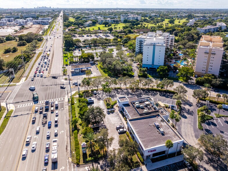 1-299 S Pompano Pky, Pompano Beach, FL à louer - Photo du bâtiment - Image 2 de 13