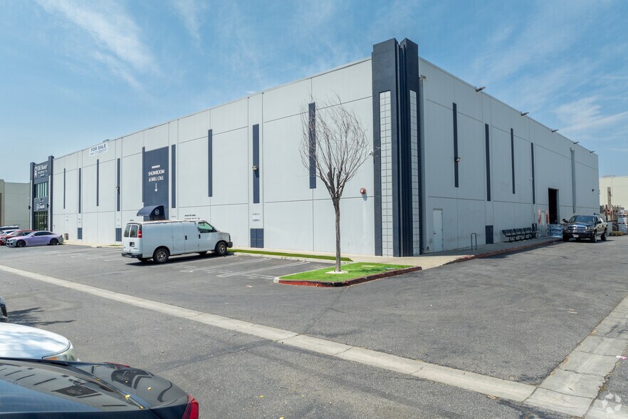 7751 Hayvenhurst Ave, Van Nuys, CA à vendre - Photo du bâtiment - Image 2 de 5