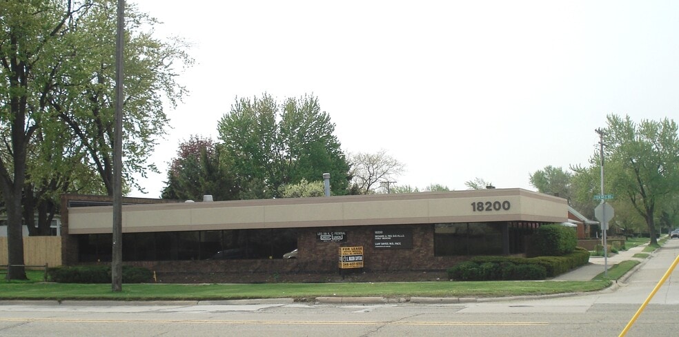 18200 E 10 Mile Rd, Eastpointe, MI for lease - Building Photo - Image 3 of 5