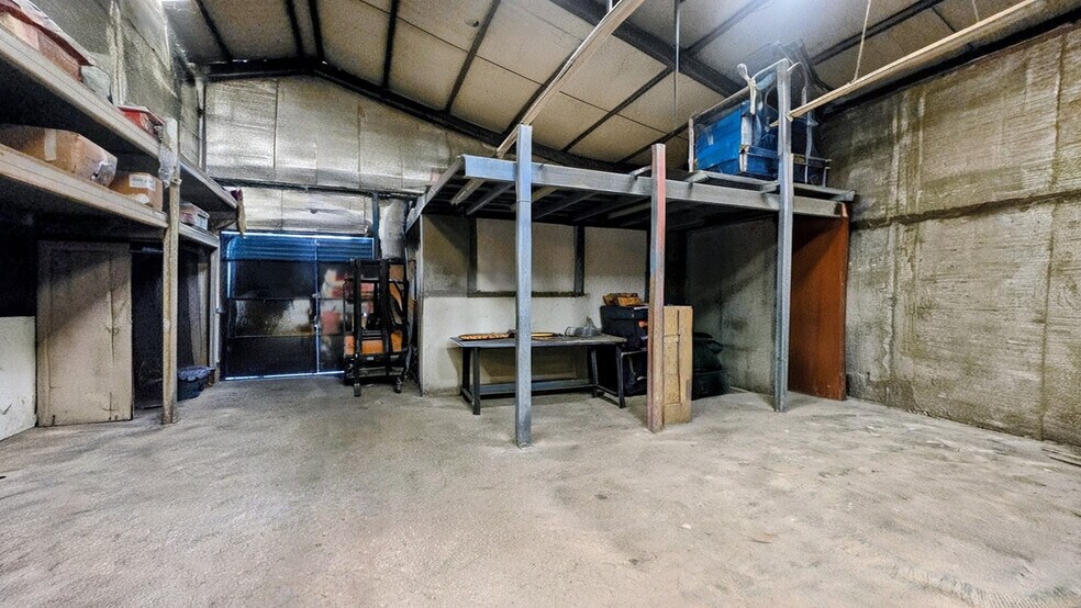 Industrial in La Garde for lease - Interior Photo - Image 1 of 3