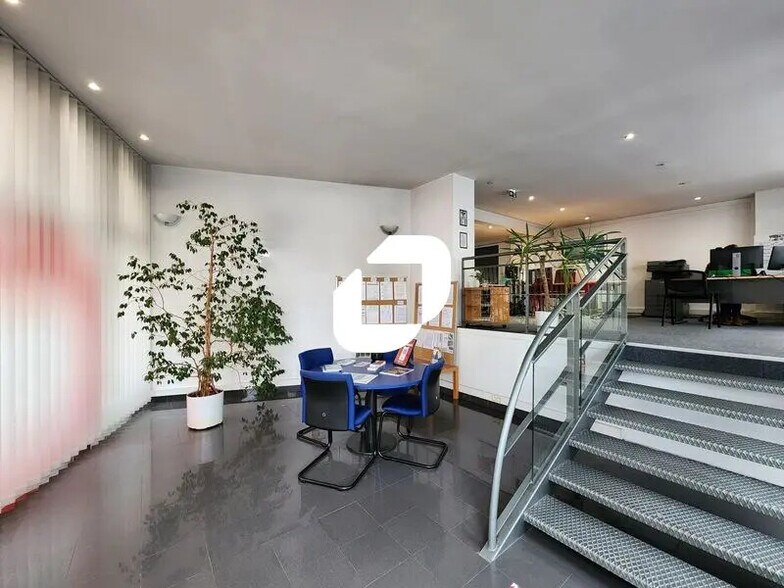 Office in Bordeaux for lease - Lobby - Image 2 of 10