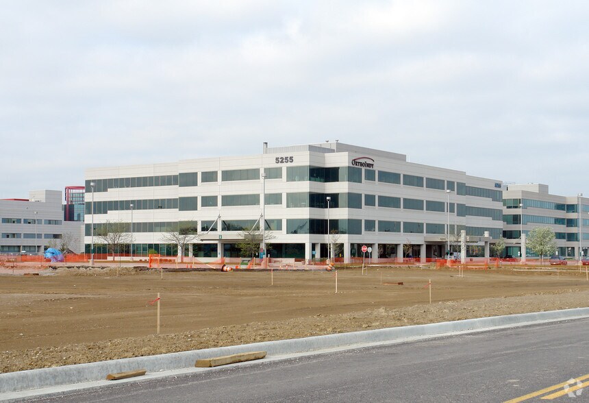 5255 E Stop 11 Rd, Indianapolis, IN à louer - Photo du bâtiment - Image 3 de 11