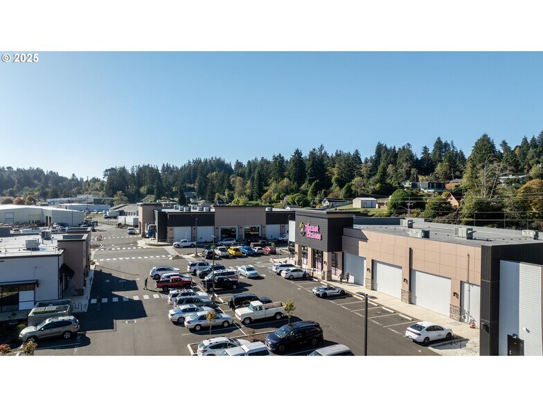 1236 Teakwood Ave, Coos Bay, OR à vendre - Photo du bâtiment - Image 3 de 45