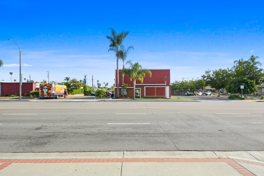 1826 W Chapman Ave, Orange, CA à vendre - Photo du bâtiment - Image 3 de 5