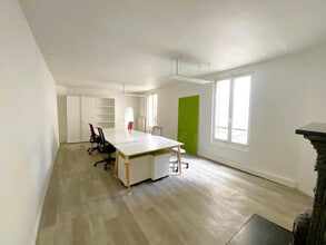 Retail in Paris for lease Interior Photo- Image 2 of 3