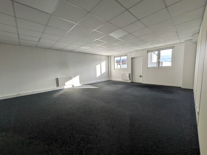 Office in Le Petit-Quevilly for lease - Interior Photo - Image 2 of 5