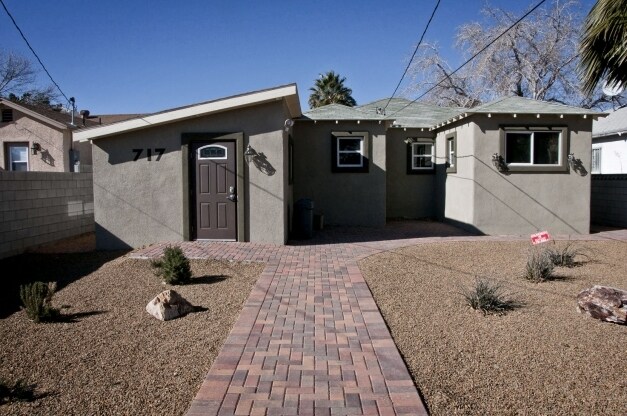 717 S 8th St, Las Vegas, NV à vendre - Photo du bâtiment - Image 2 de 5
