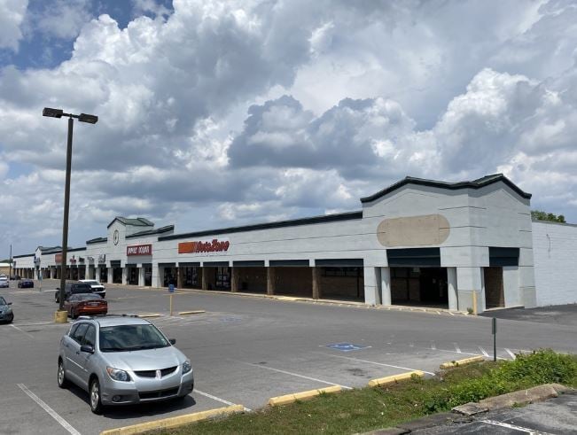 201-233 S Lowry St, Smyrna, TN for lease - Building Photo - Image 2 of 3