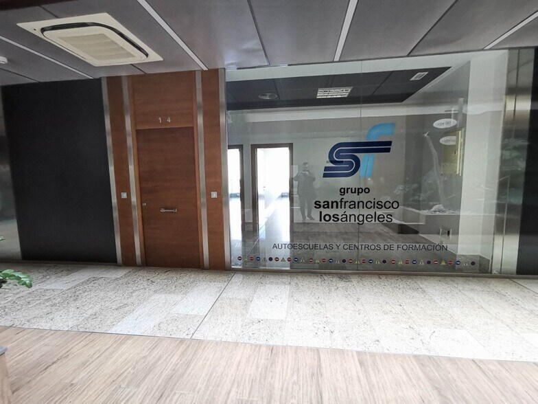 Bureau dans Elche, Alicante à louer - Photo du bâtiment - Image 2 de 22