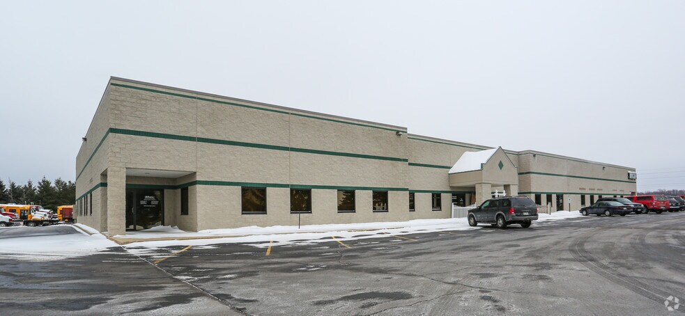 6510 Aurora Rd, West Bend, WI à louer - Photo du bâtiment - Image 3 de 3